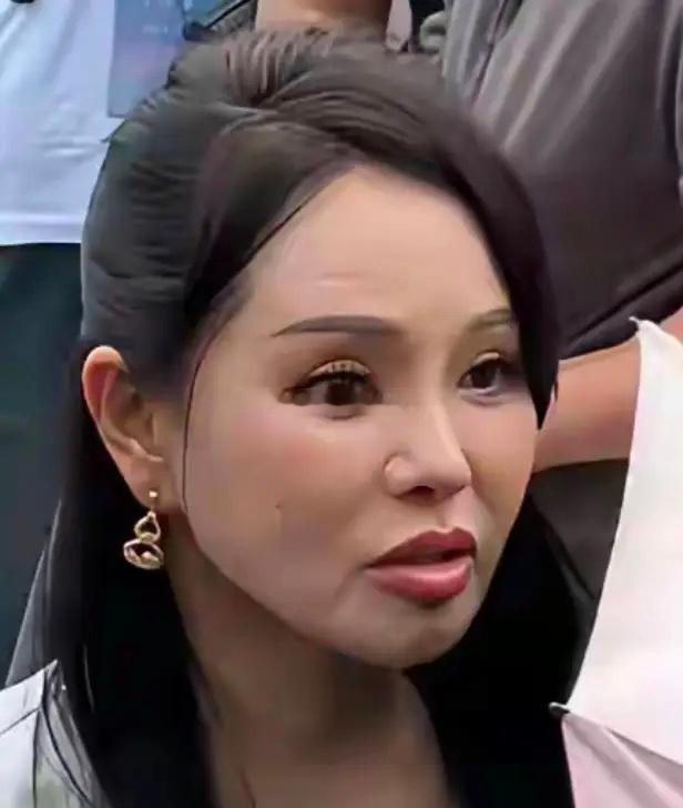 看了高清的伊能静照片，一做美容的朋友说了实话，让我醍醐灌顶，她说，女人到了五十岁