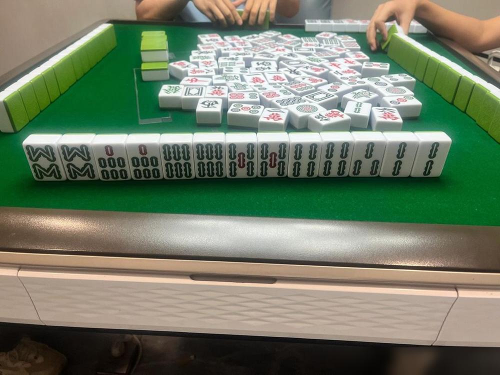 我身边有个狠人，打麻将年年稳赢好几万，他老婆不仅不闹，反而像支持事业一样天天伺候