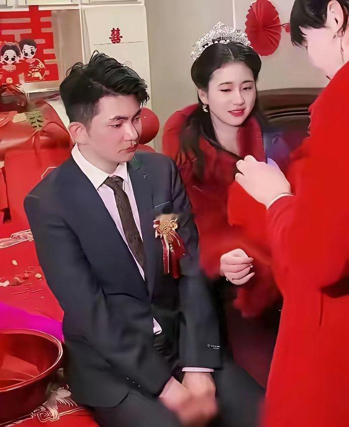 突然明白了为什么新郎一脸不开心了，换作是我，我也一样不开心