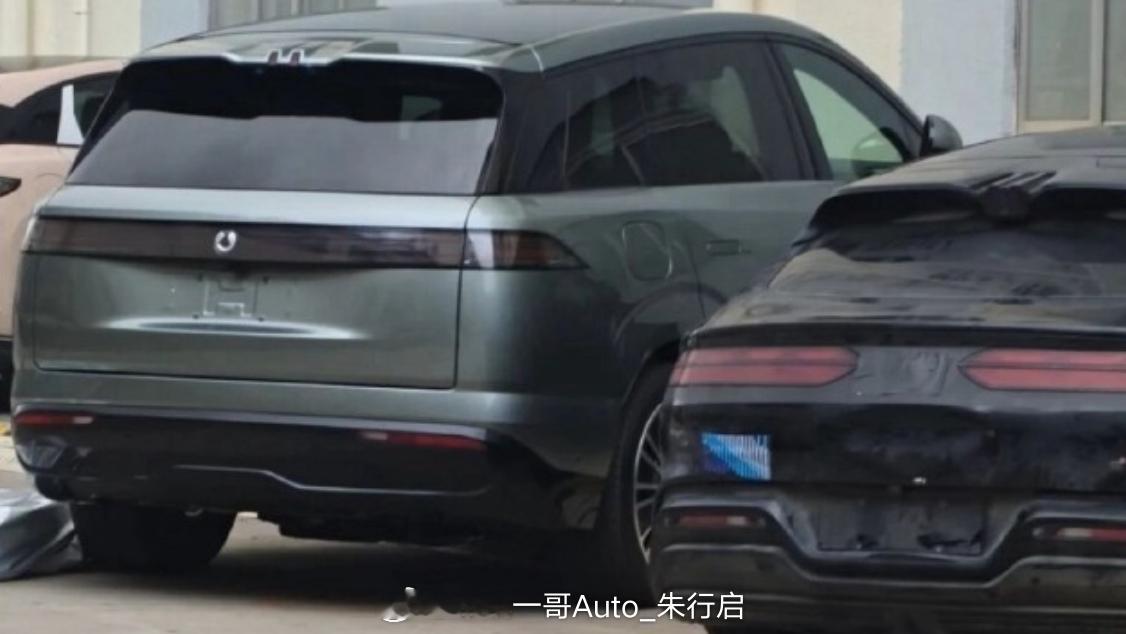 腾势N8的中期改款图曝光尾灯连起来的设计感觉也要比老款好看一点腾势N8的造型设计