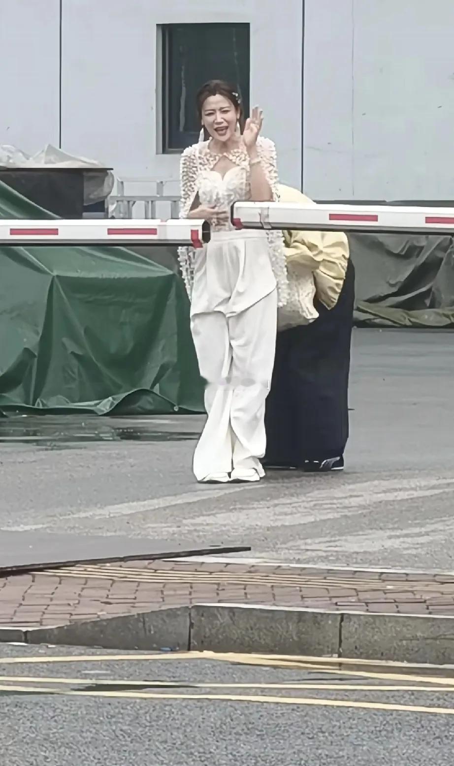 叶一茜在长沙浪姐一公舞台录制，看脸和身材确实是有点老了，不过她对粉丝挺好的，老远