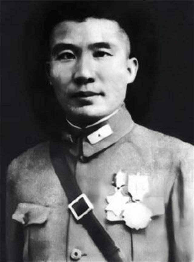 1935年，王耀武得知部下俘虏了一个红军师长，兴冲冲的跑过去准备审讯，但当他看到