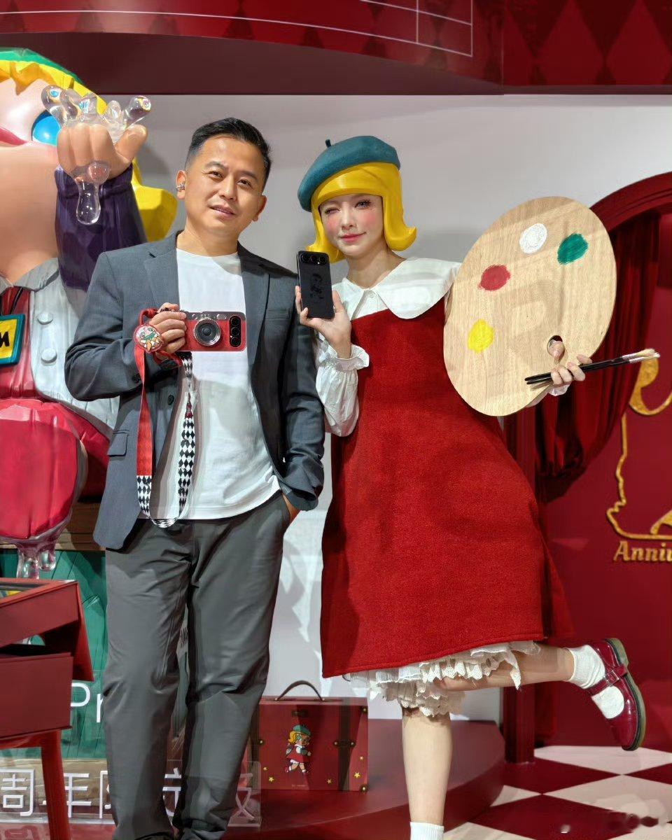 哈哈鹏哥和美女安然同框，风度翩翩太帅了！荣耀500ProMOLLY20周年限