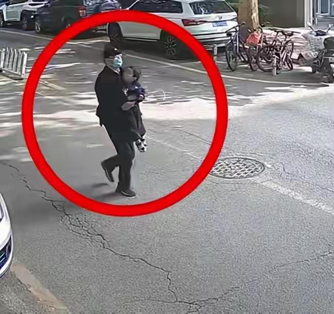 现在还能发生这种事情！5月17日一则报道：清华女博士，北京朝阳街头，光天化日之下