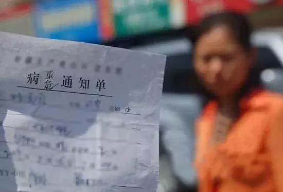 从外面隐约可见肠道的形状,当地医院也多次下了病危通知书