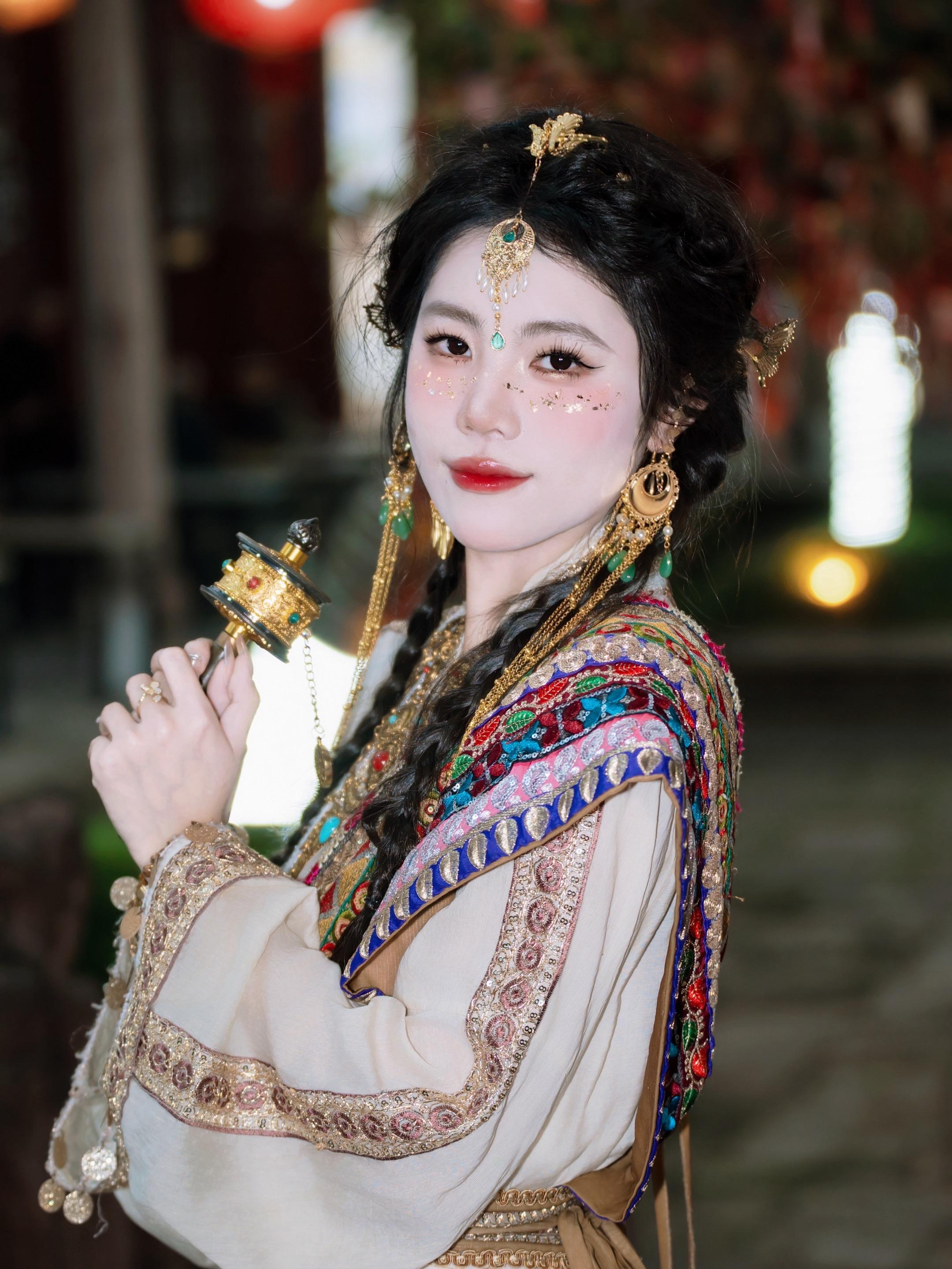 摇摇欲坠 不止你的泪。