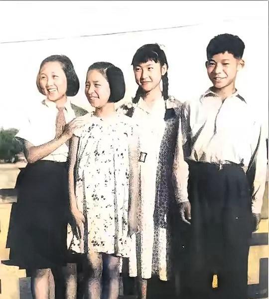 老照片分享。上世纪50年代初，周秉德，李讷，李敏，陈小达，左边依次排列，四人在
