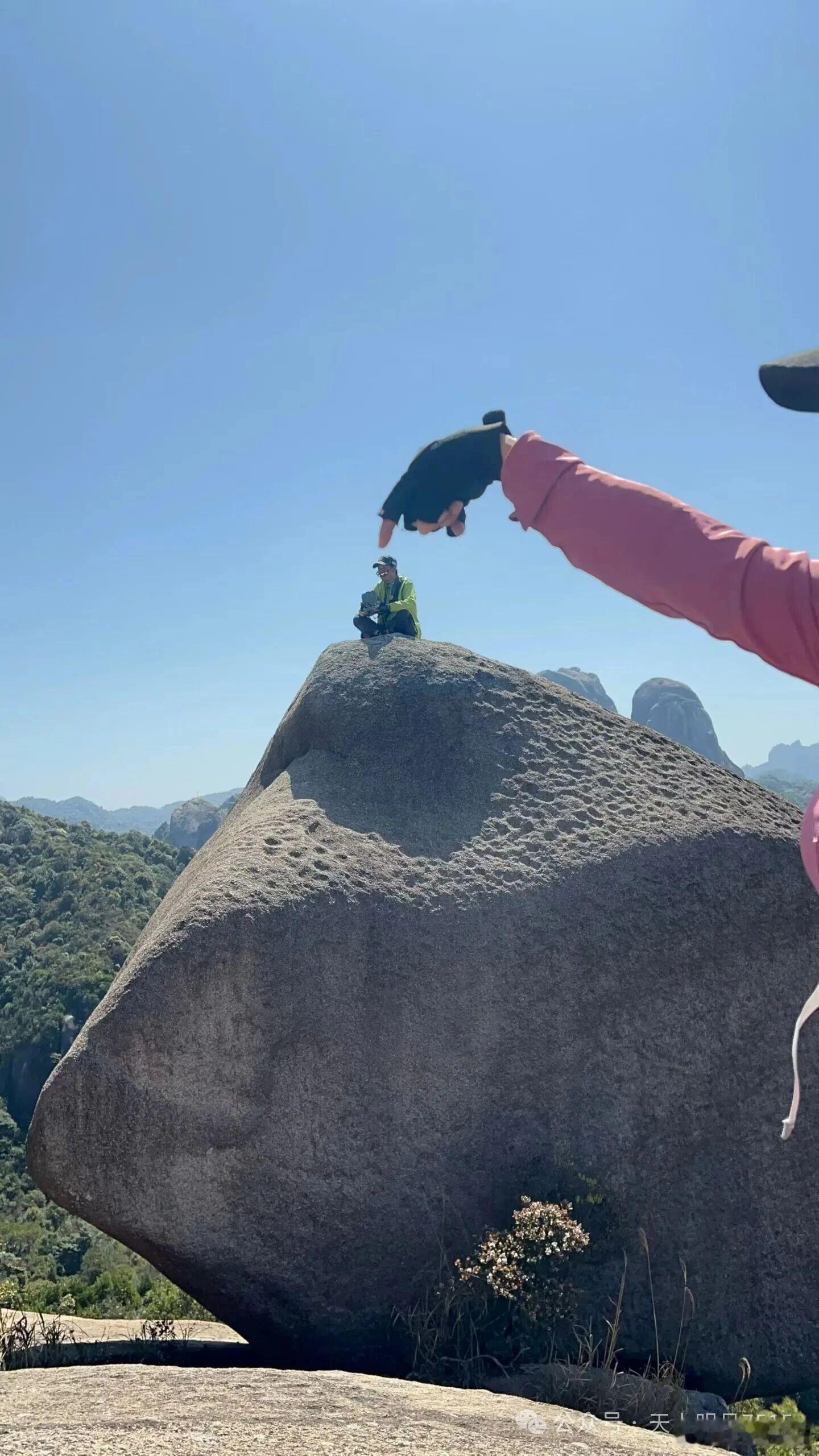 热点与传统价值投资者其实也有派别，号称巴菲特派的，会坚决不碰高估值，成长性科技股