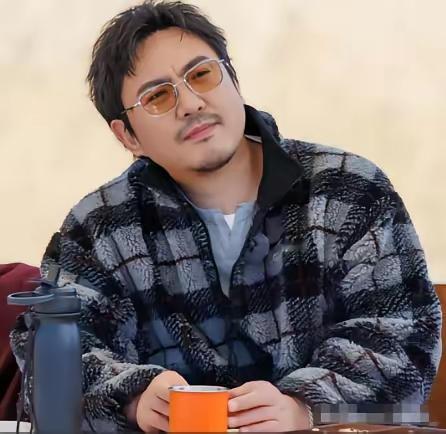 沈腾开口就放狠话，说这辈子最恨两个人，就是他爸妈，乍一听还以为藏着什么心事，正准备共情，结果画风一转