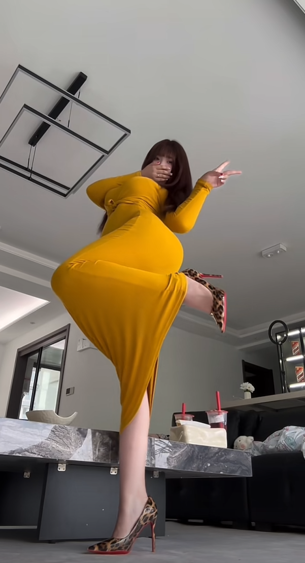 这两身衣服那个好看呢！！！