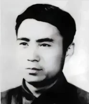 1974年的一天深夜，长春市光学仪器厂的工人史云峰，被一阵急促的敲门声吵醒，他起