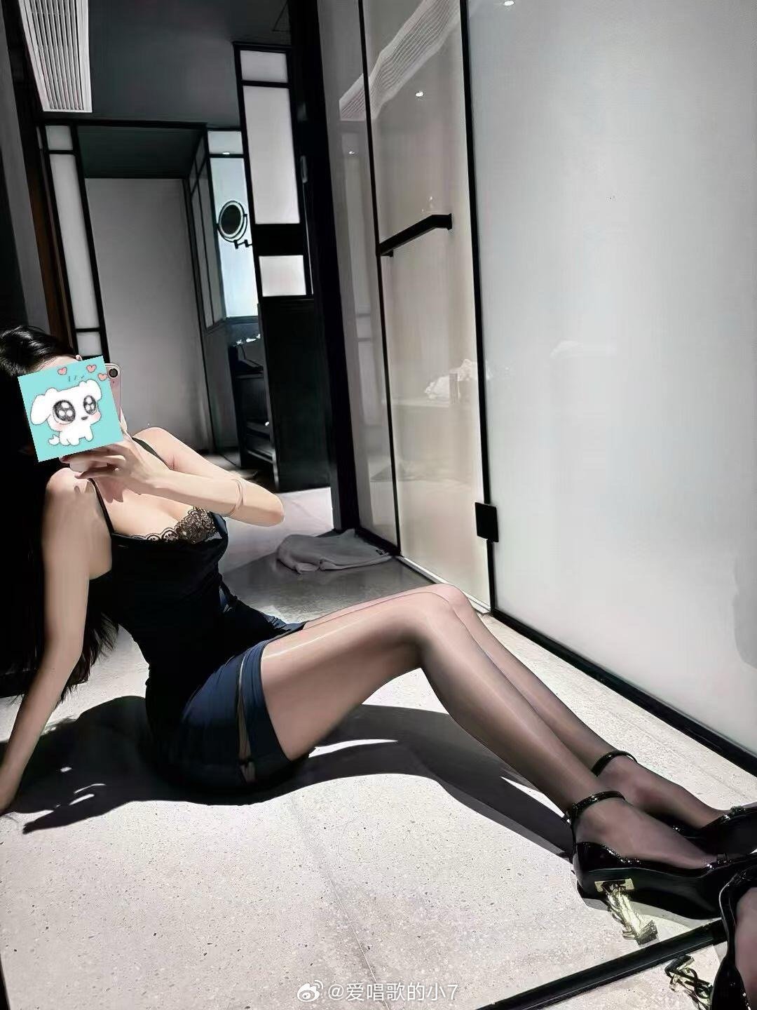 鞋底很正|今天是御姐风穿搭看似很拽，实则晚上要抱抱睡