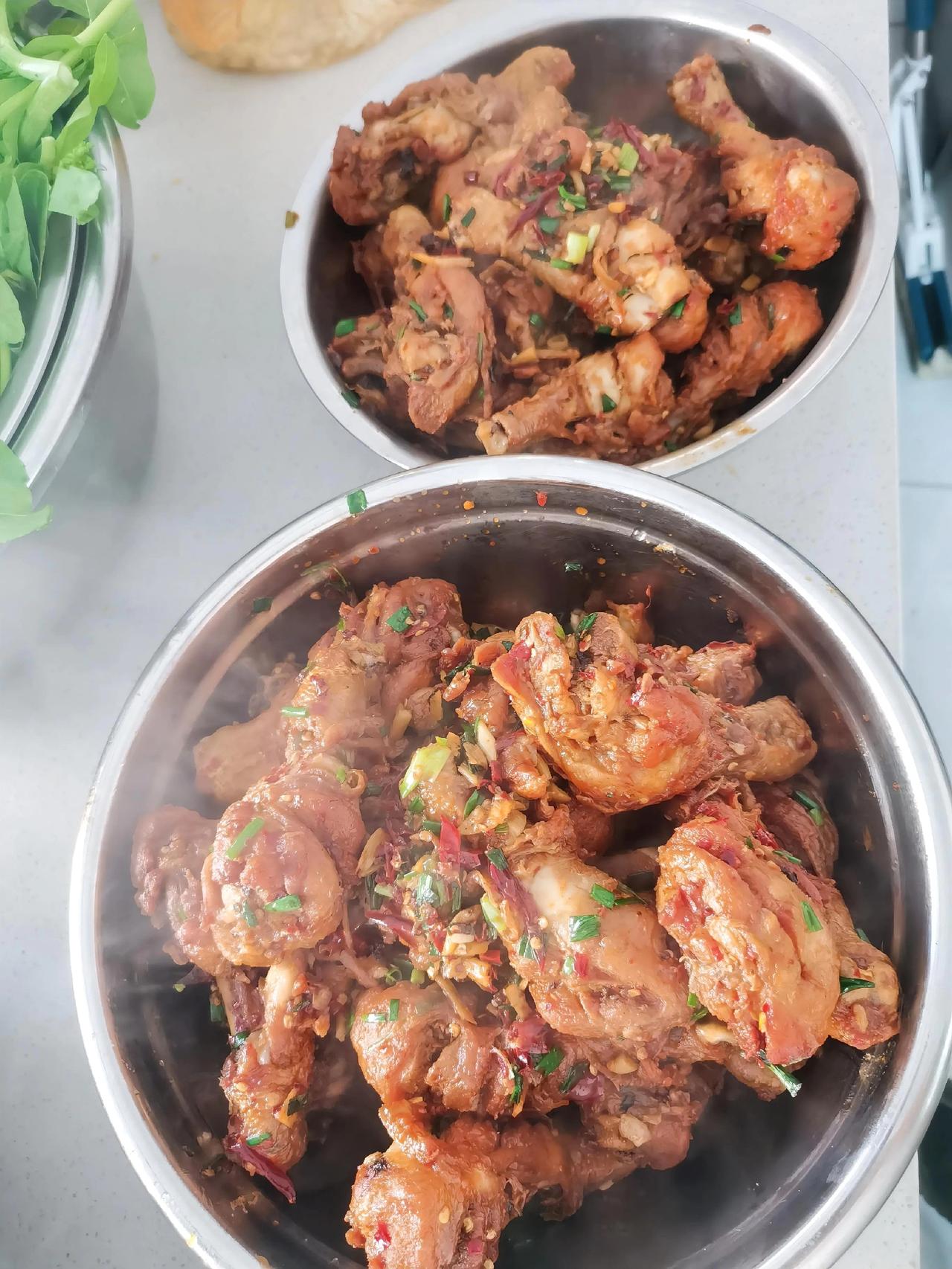 今日食堂菜谱：油炸鸡腿油焖四季豆炒青菜。在这个薄情寡义的世界里，你可以