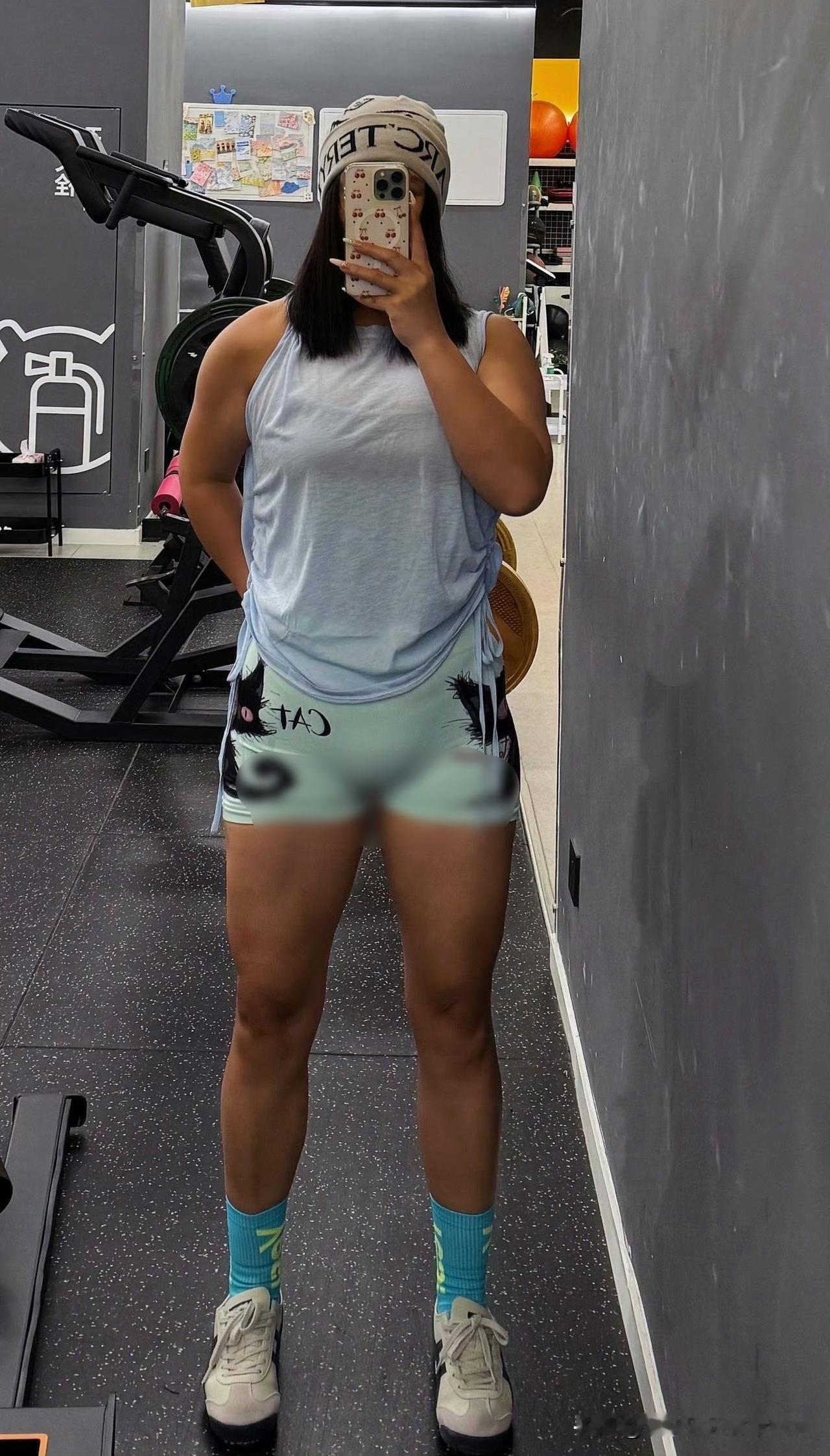 冬日生活打卡季健身房里流汗，才能对的起自己的努力