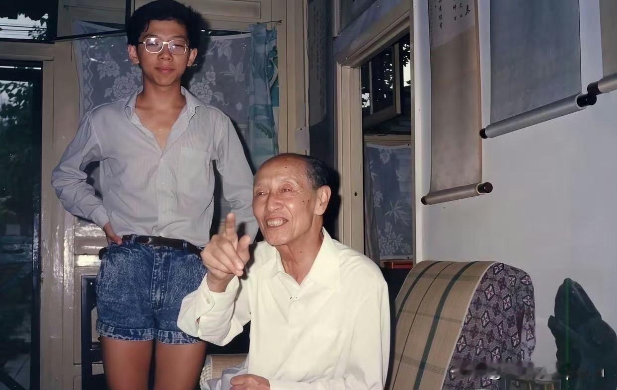 看这张老图我真愣了，哈哈哈这牛仔短裤是真实存在的吗？海泉老师当年这么敢穿了[灵