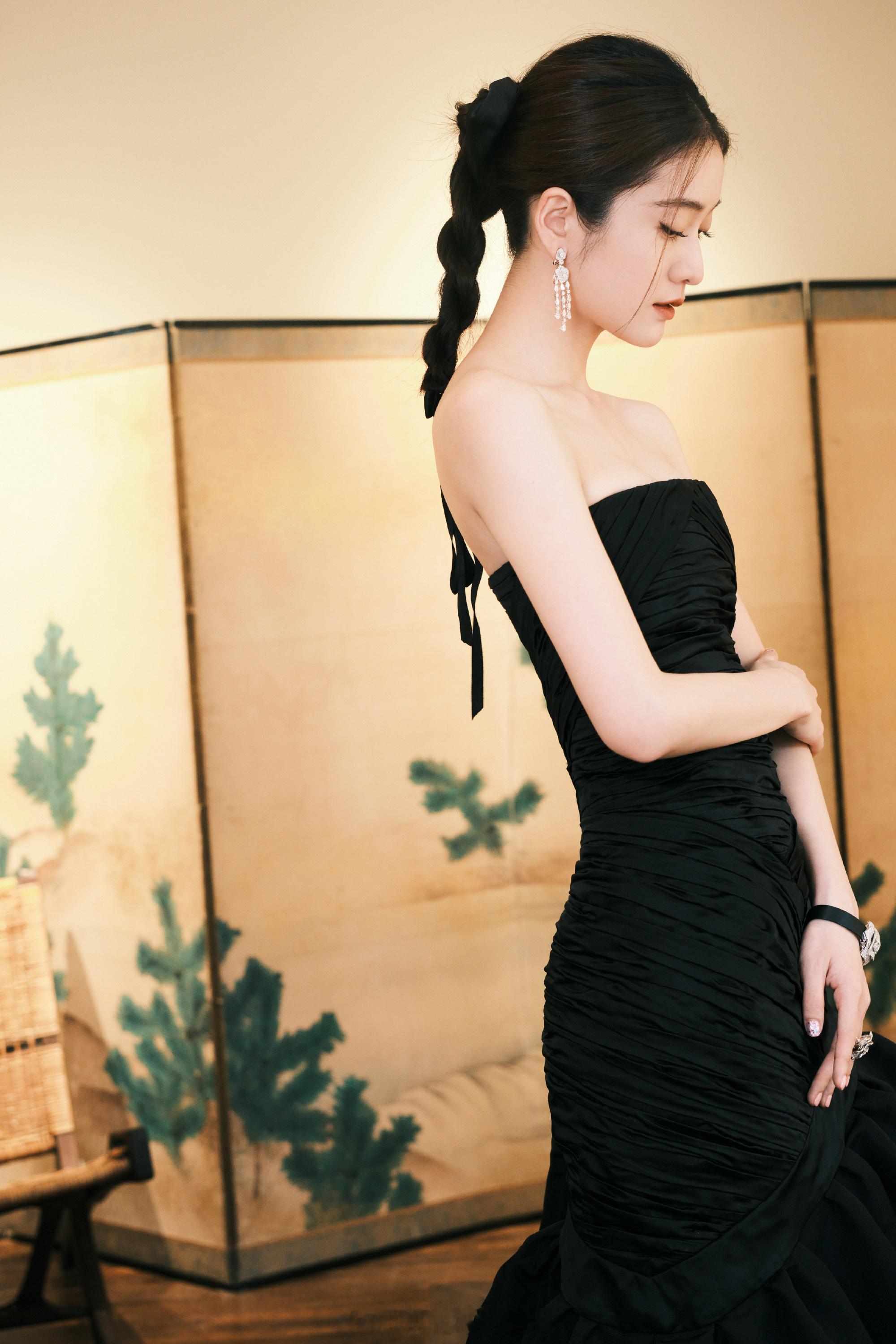 张雪迎黑色抹胸礼服裙极简雅黑