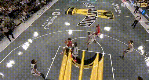 真钉板大帽！文班：阿门，听说你很能扣？图1-2：阿门上篮时他还在3秒区另一侧，