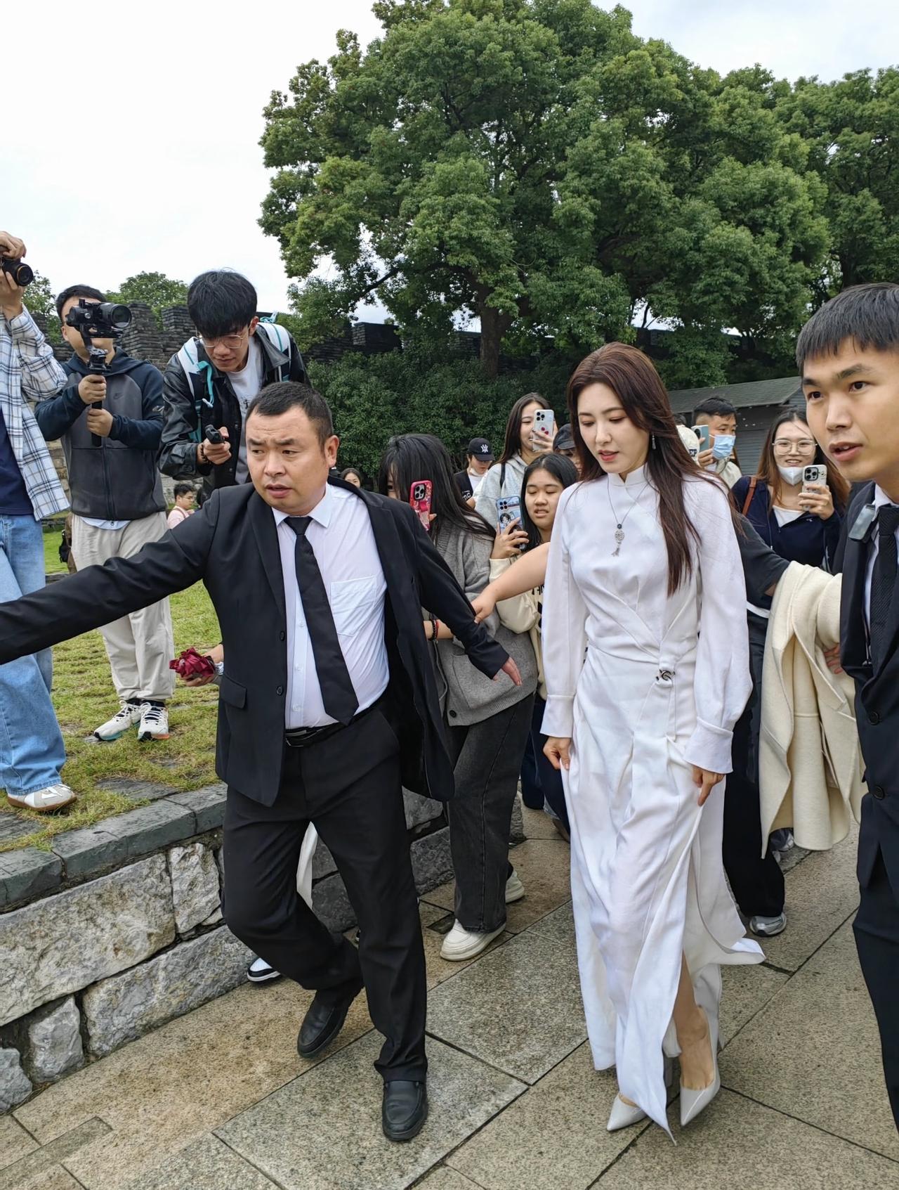 2024年，曾黎现身苏州被偶遇的画面，很喜欢她穿这样的袍式长裙，感觉很有气场的样