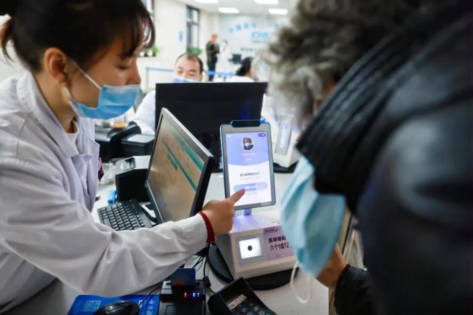 医保新规隐藏两大福利，这些违规红线千万别碰医保新规不仅简化了异地就医流程，还