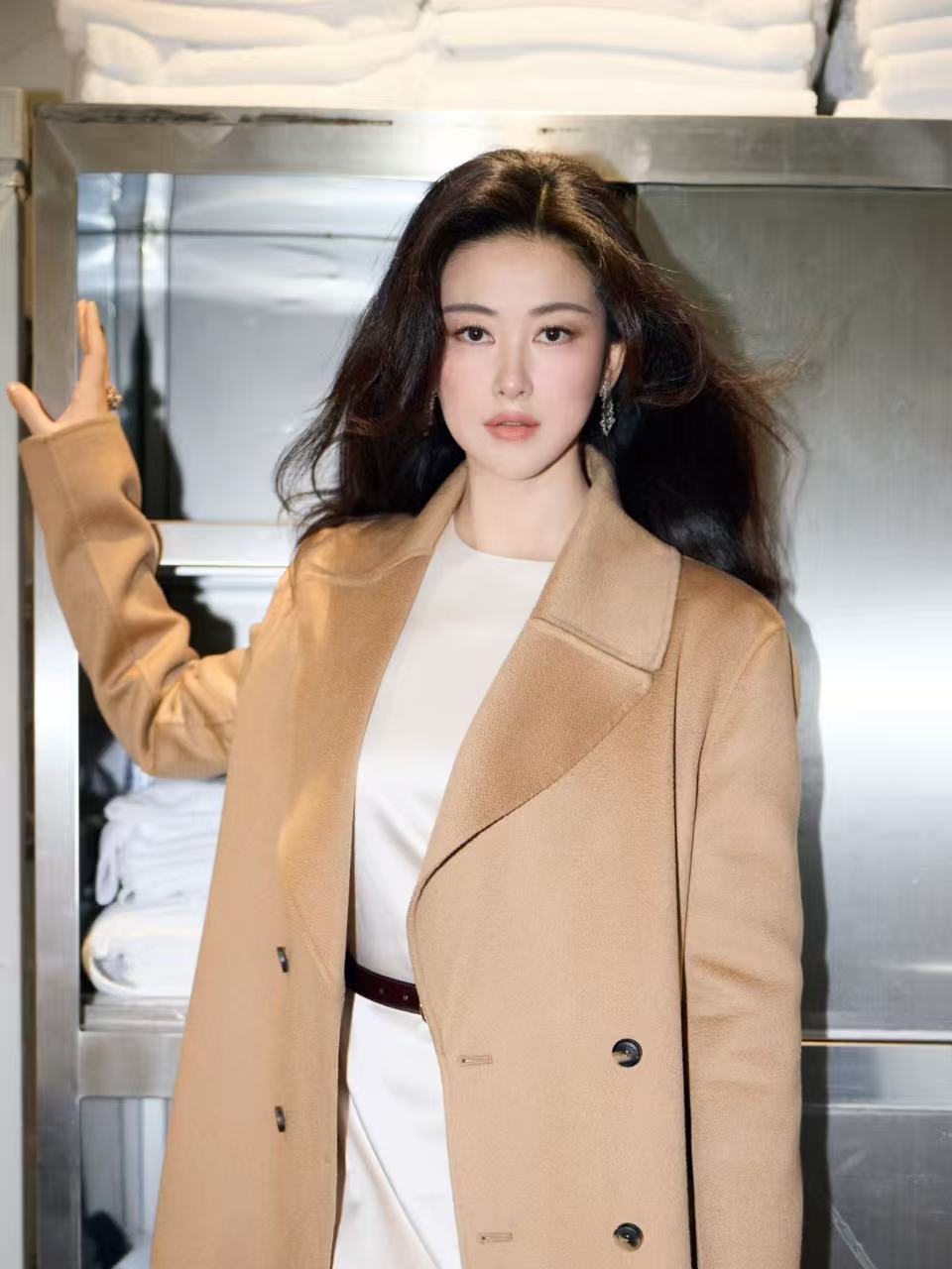 朱珠依然单身座谈会南京座谈会上，朱珠动情感谢编剧：“编剧用幽默的方式讲了一个严