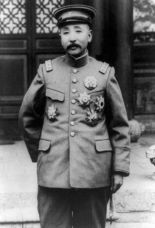 1891年，16岁的张作霖落难乞讨，孙寡妇看中了他，解开衣扣，掏出一块腰牌给他：