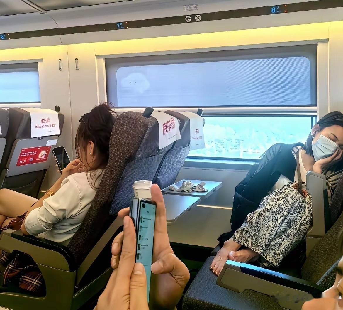 坐高铁途中的这一幕，属实给我整无语了。旁边座位的小姐姐直接把鞋袜全脱了，袜子直
