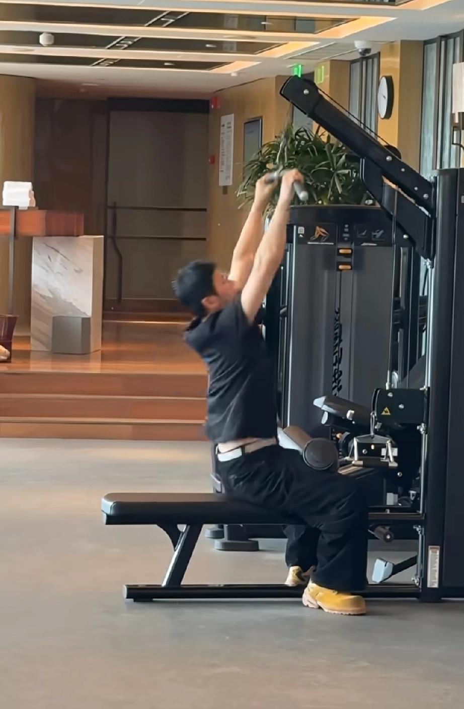 人老了真是干什么都有些心酸。4月20日，李晨在健身房锻炼时被偶遇，当时他正坐着在