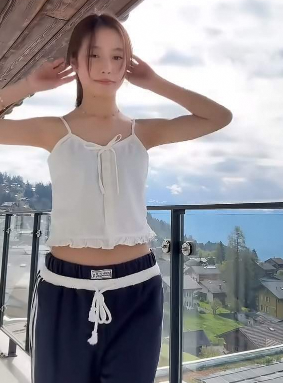 赵薇15岁女儿瑞士求学，宿舍跳舞近照曝光