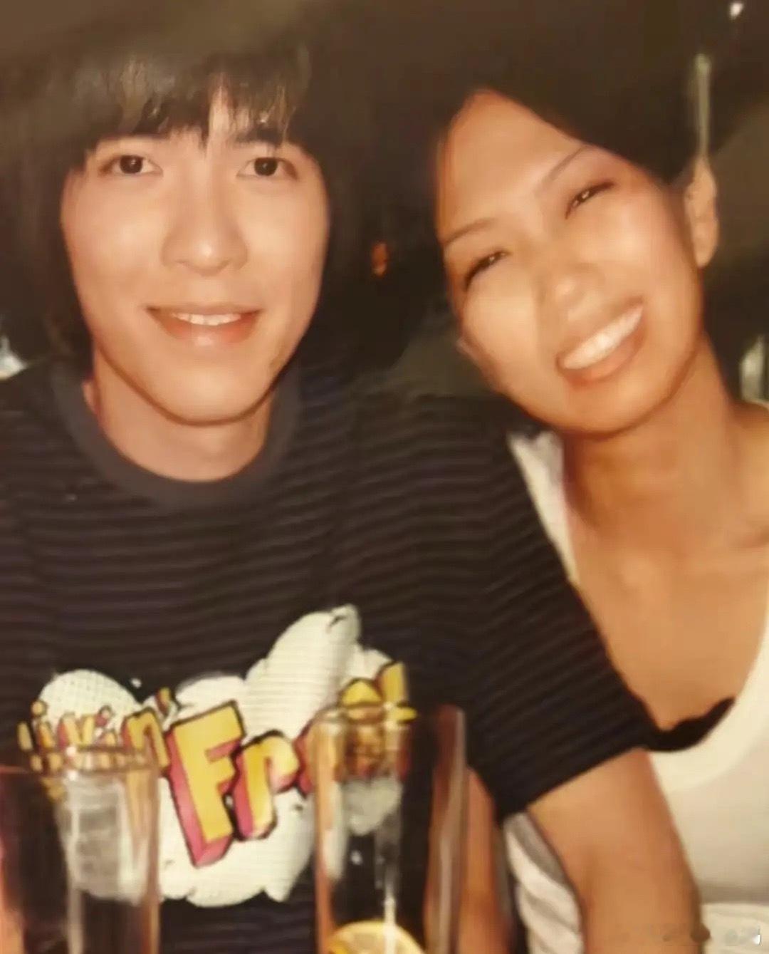 萧敬腾岳父去世4天，林有慧还走不出来，晒三人合影悼念父亲。萧敬腾陪老婆熬夜，给林