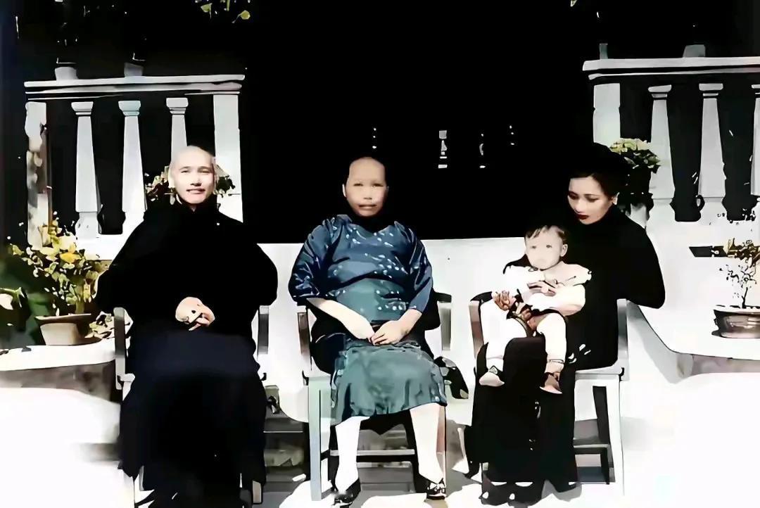 这是蒋介石与宋美龄结婚后第一次回奉化溪口老家，去看望发妻毛福梅时在丰镐房拍的一张