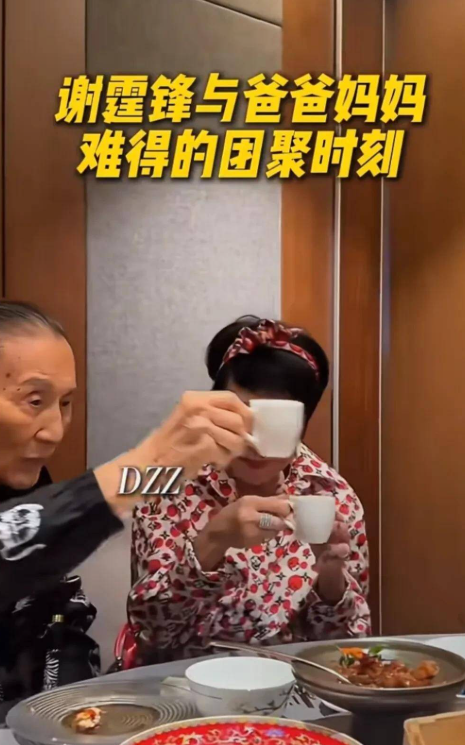 谢霆锋分享一组家庭照谢贤的状态明显不如去年，老年斑凸显，面部消瘦，不染头发的话