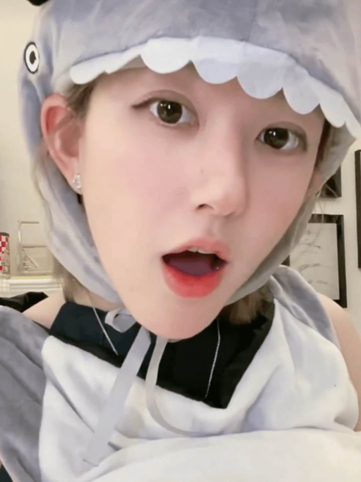 其实，赵露思即使不做明星，做网红的话，也能红吧？有毅力能坚持播，连续播了5.6天