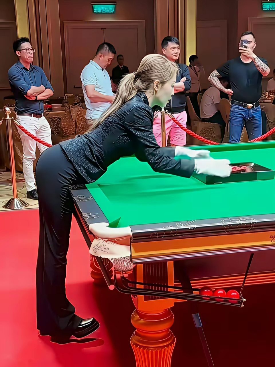 王钟瑶，台球裁判界的“微胖女神”！