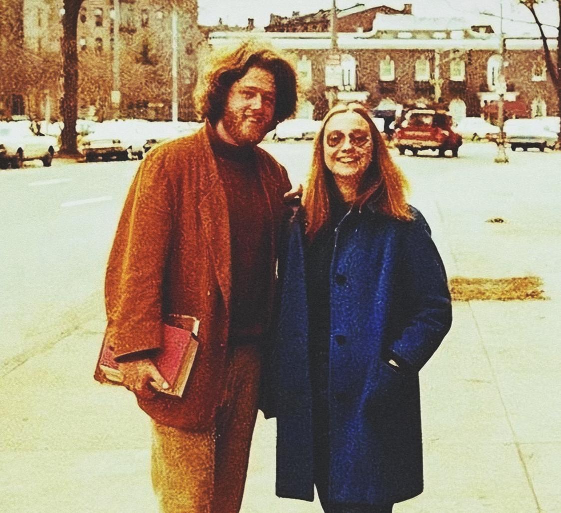 青年时克林顿果真蓄着跟猫王一样的络腮胡，难怪，希拉里带克林顿回自己家很是紧张，