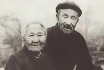 1956年3月，山东临沂沂南县公安接到举报：有个卖烧酒和狗肉的老汉，经常在山里转