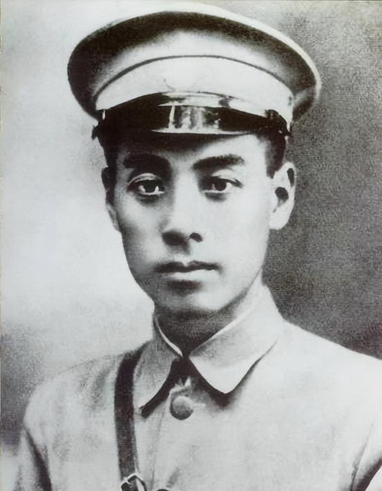 1996年10月的一个午后，军委办公厅忽然收到一封加急信。信封泛黄，却盖着醒目的