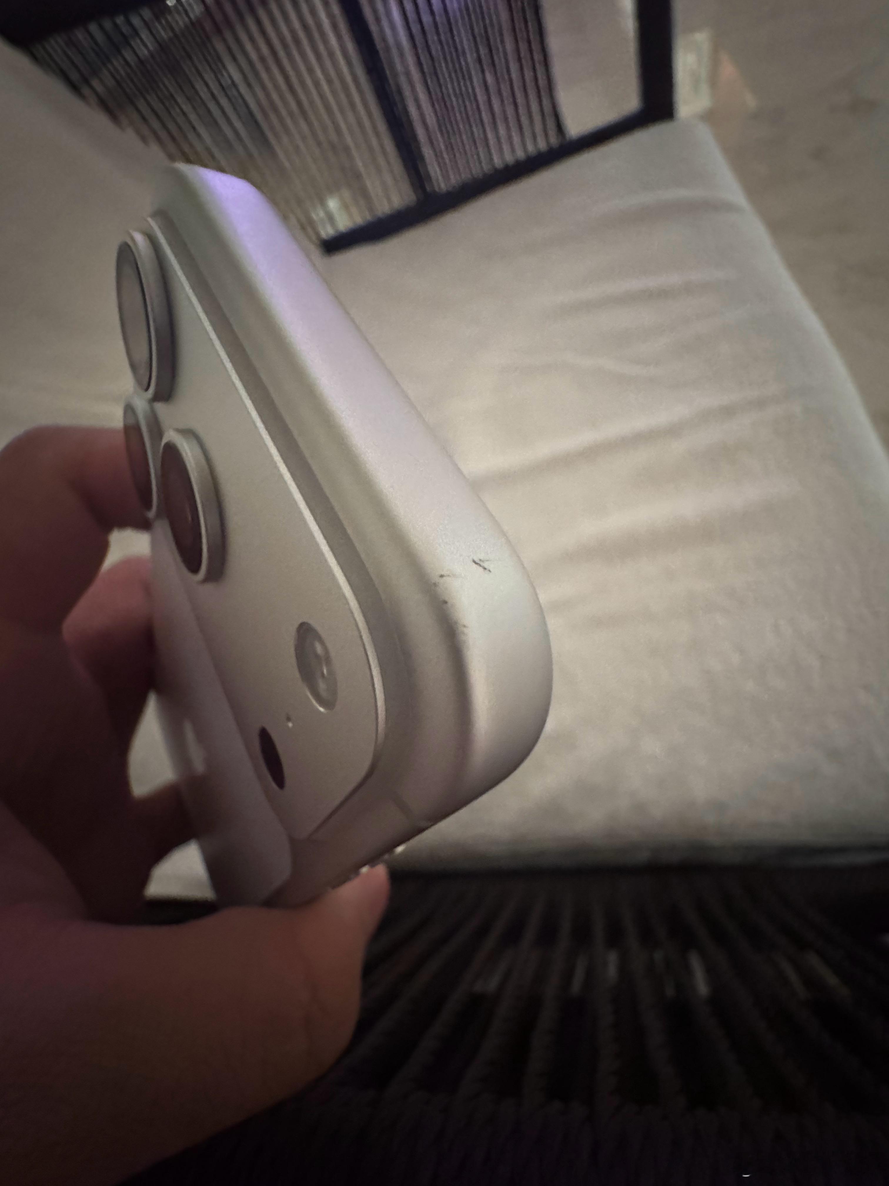 刚陪哥们去提货的iPhone17Pro，一小时没到，磕一下[笑着哭]当时我