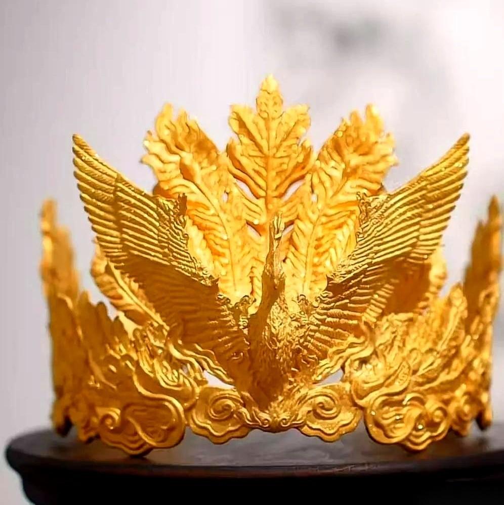 一个小孩，一伸手，一顶4斤重的黄金凤冠，就这么从展台上摔了下来。监控视频我来回