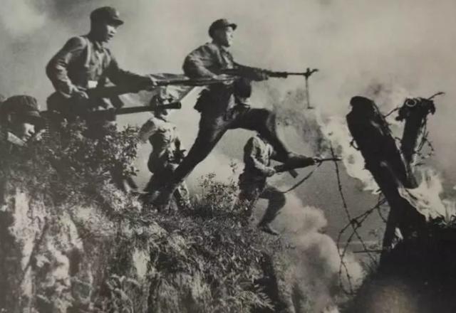 1979年6月20日，最后一批中越战俘交换现场，一名年轻的越军俘虏慢慢走向边境，