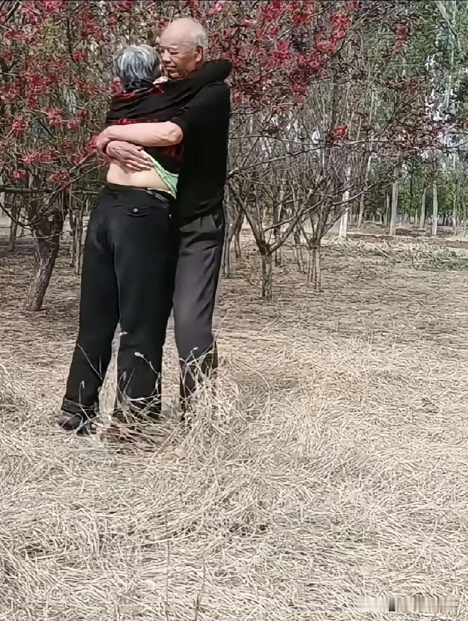 青年人可以打情卖俏，老年人也可以搂搂抱抱[捂脸哭]大家521快乐