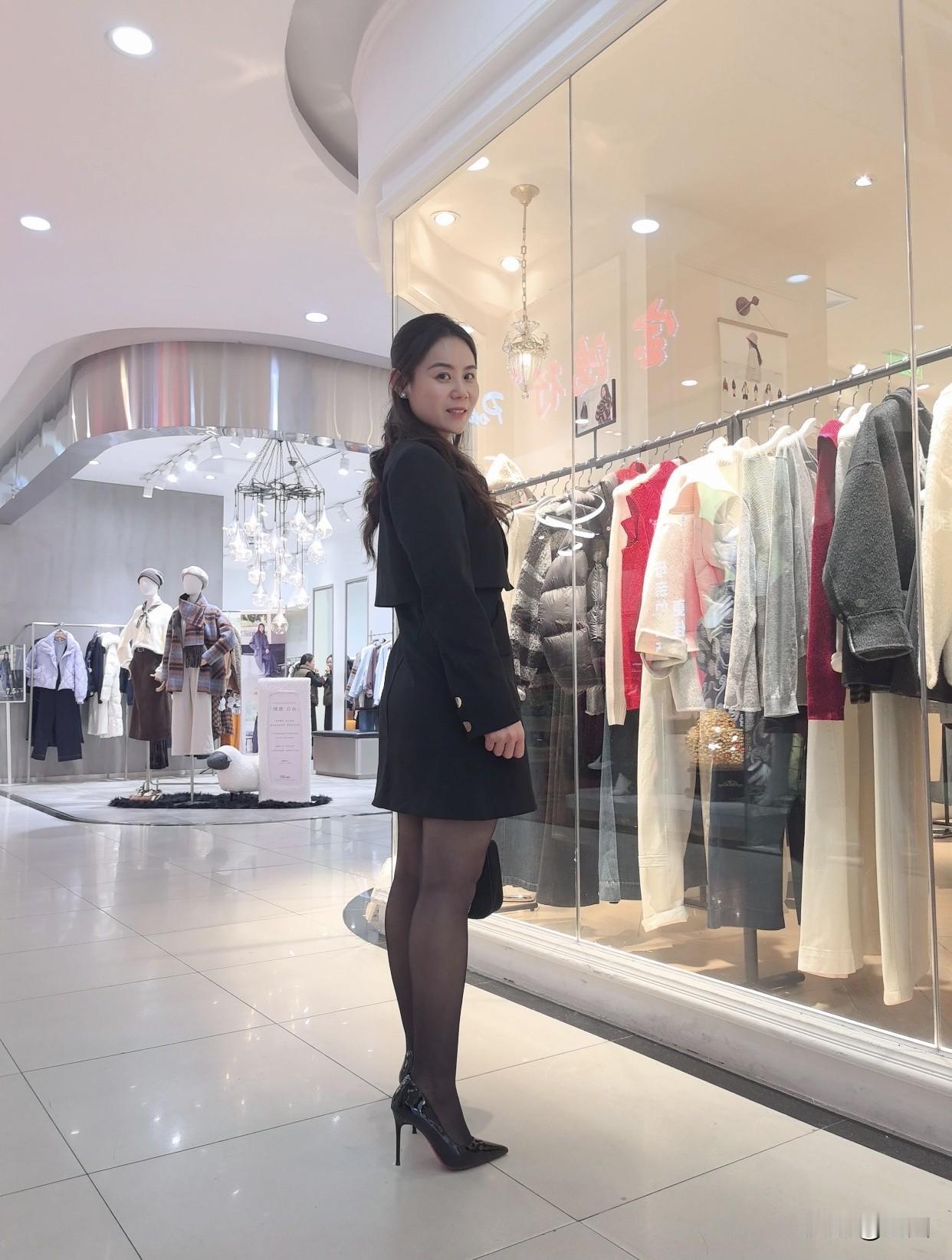 如何搭配一套优雅的职业装?优雅黑裙，时尚穿搭，自信满满！👗👠