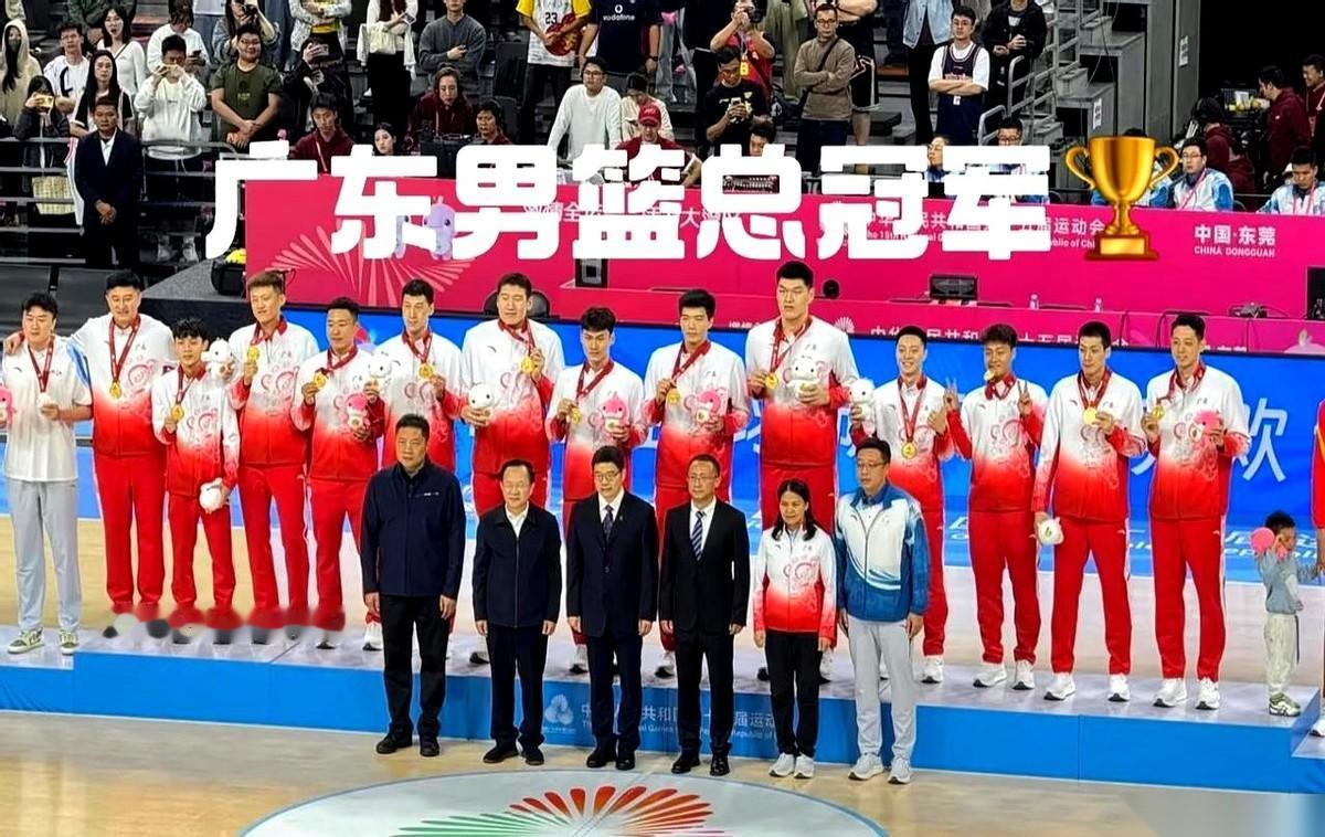 朋友圈刷屏了，广东男女篮，双冠军。金牌跟不要钱似的往回拿。很多人光看见易建联