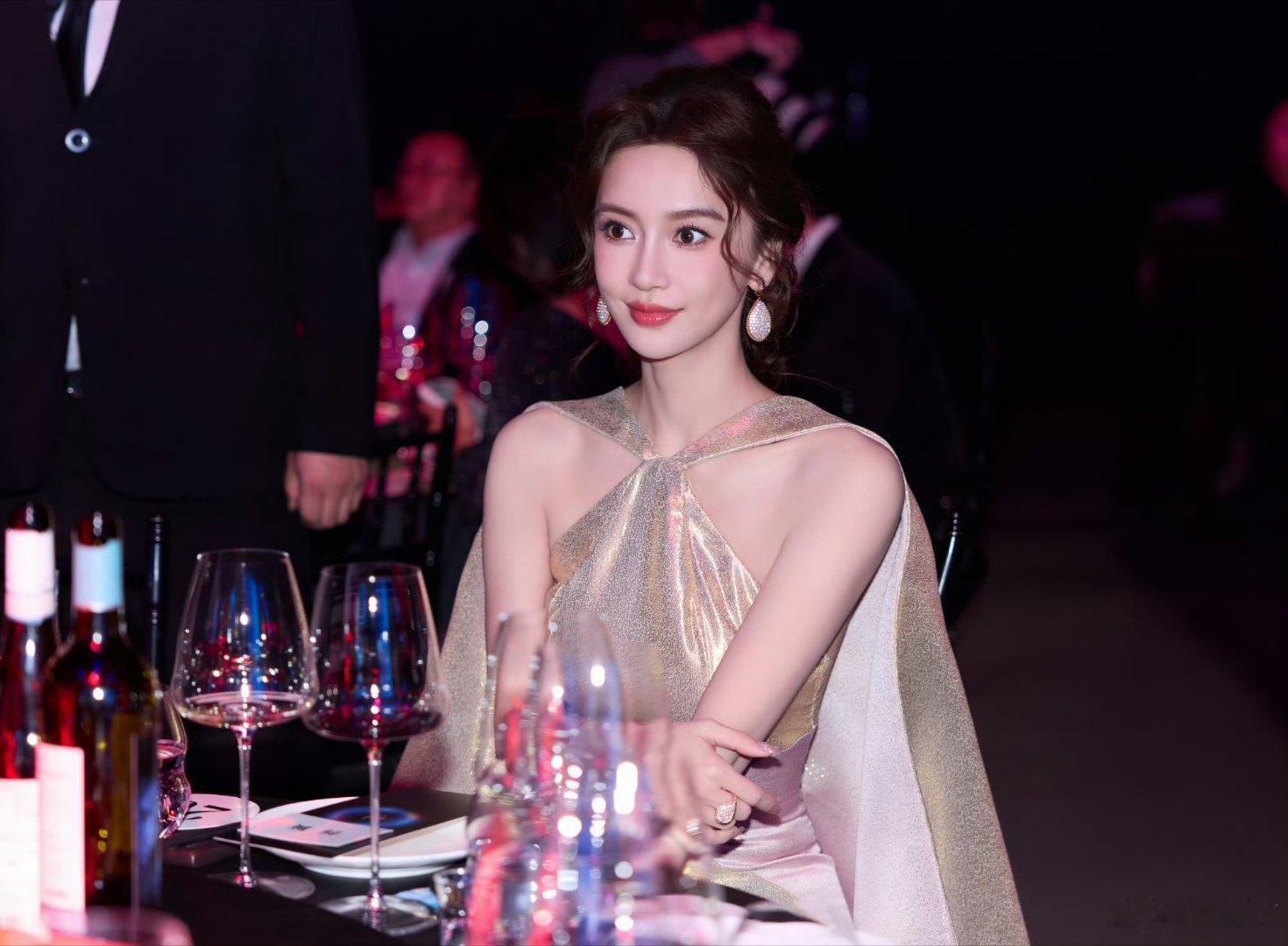 angelababy🌸杨颖“宇宙与你相撞，满天星月抖落三分，你怀里的温柔抖