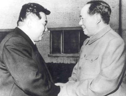 1954年，金日成派人送来24箱苹果给毛主席，主席收到后让拿给警卫团享用，然而当