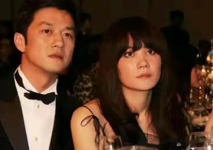 婚姻幸不幸福都写在脸上，和李亚鹏在一起的王菲两眼无神，面无表情。而和丈夫在一起的