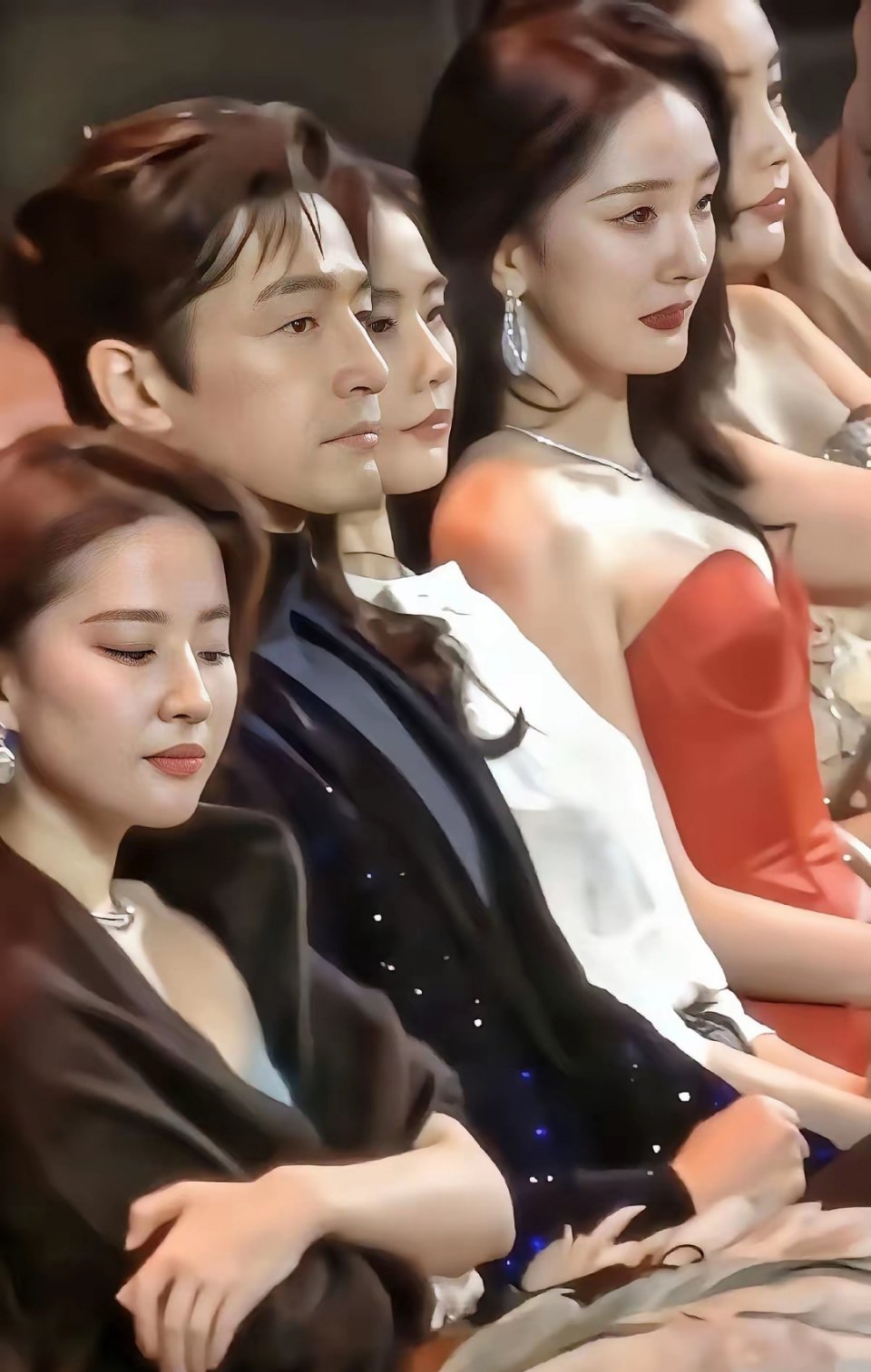 刘亦菲这是咋了？怎么是这个表情