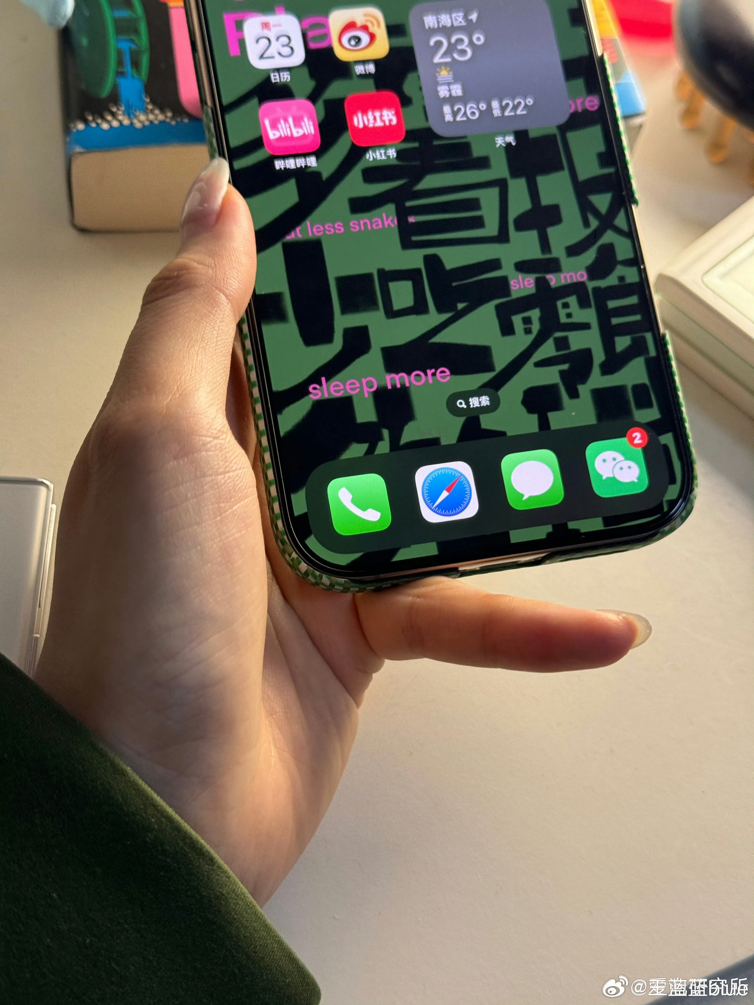 iPhone16ProMax真的绝了，沉的要命，我的小尾指腱鞘炎要犯了[苦涩