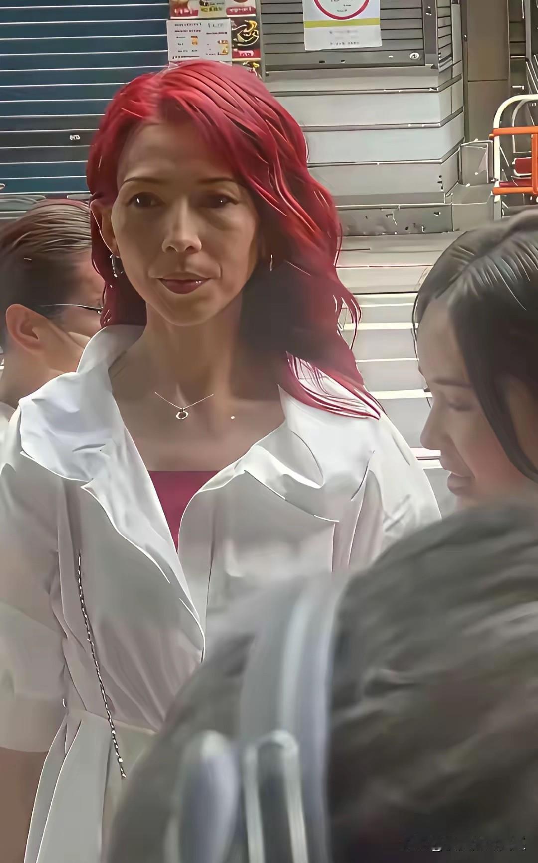 老天呐，她怎么瘦成这样子了，有点吓人[哭哭][哭哭][哭哭]