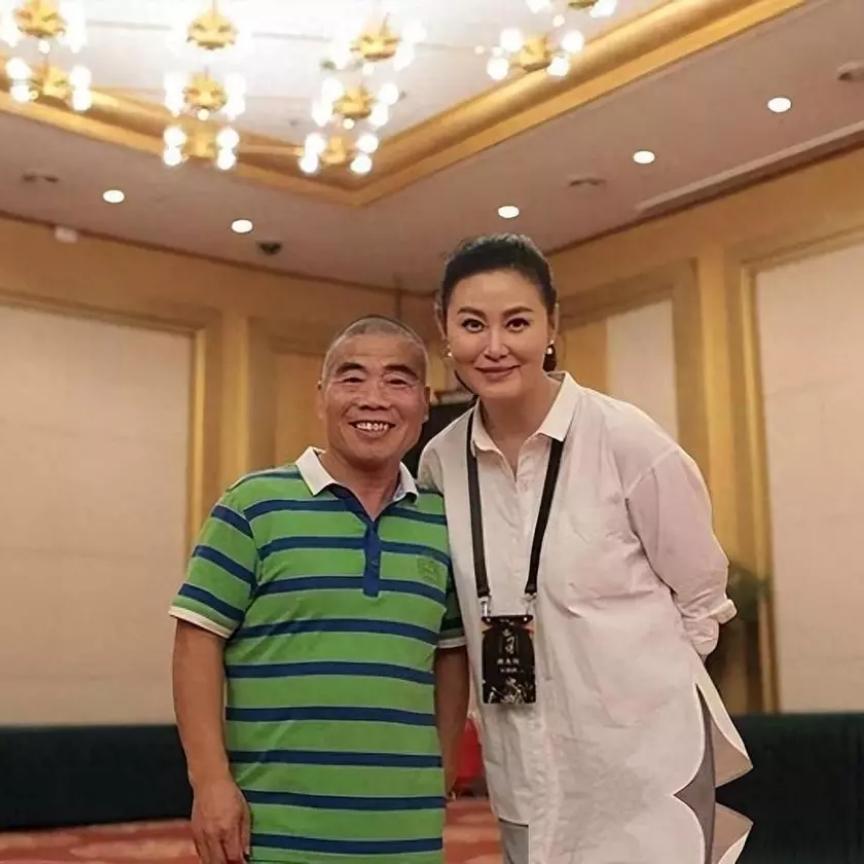演过最经典武大郎，身高1米4却是武术冠军！娶高挑妻子，活成人生赢家很多人只