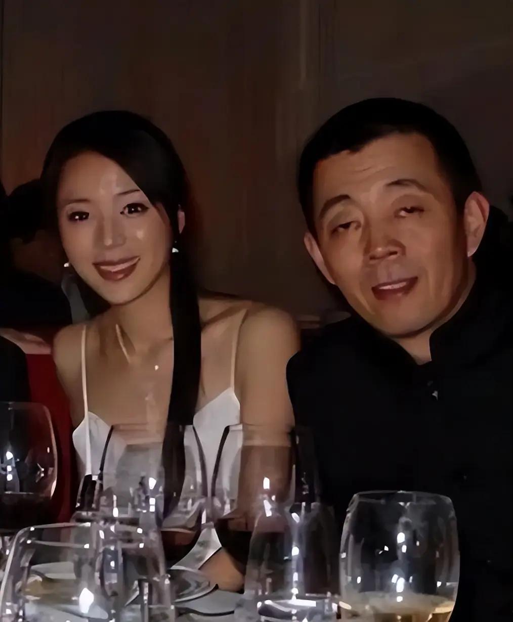 2003年，导演顾长卫与张静初传出绯闻，妻子蒋雯丽抱着一岁的儿子冲到片场，当众
